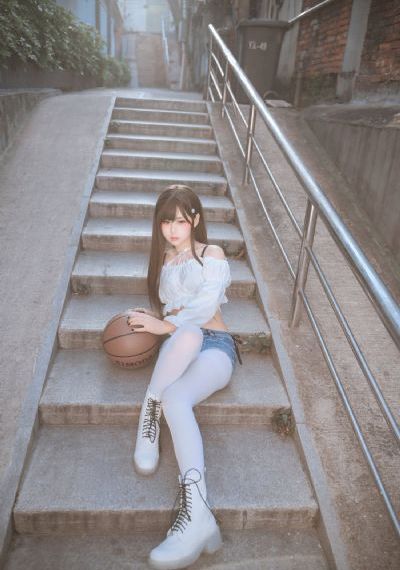 一男一女在家里撒狗粮还斗地主